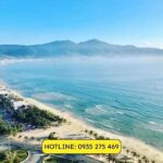 bãi biển mỹ khê đà nẵng nhìn từ trên cao với bờ cát trắng và biển xanh