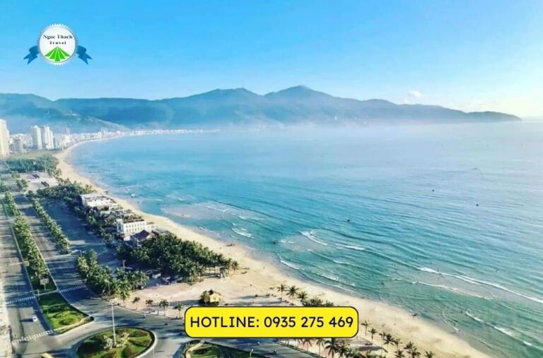 bãi biển mỹ khê đà nẵng nhìn từ trên cao với bờ cát trắng và biển xanh