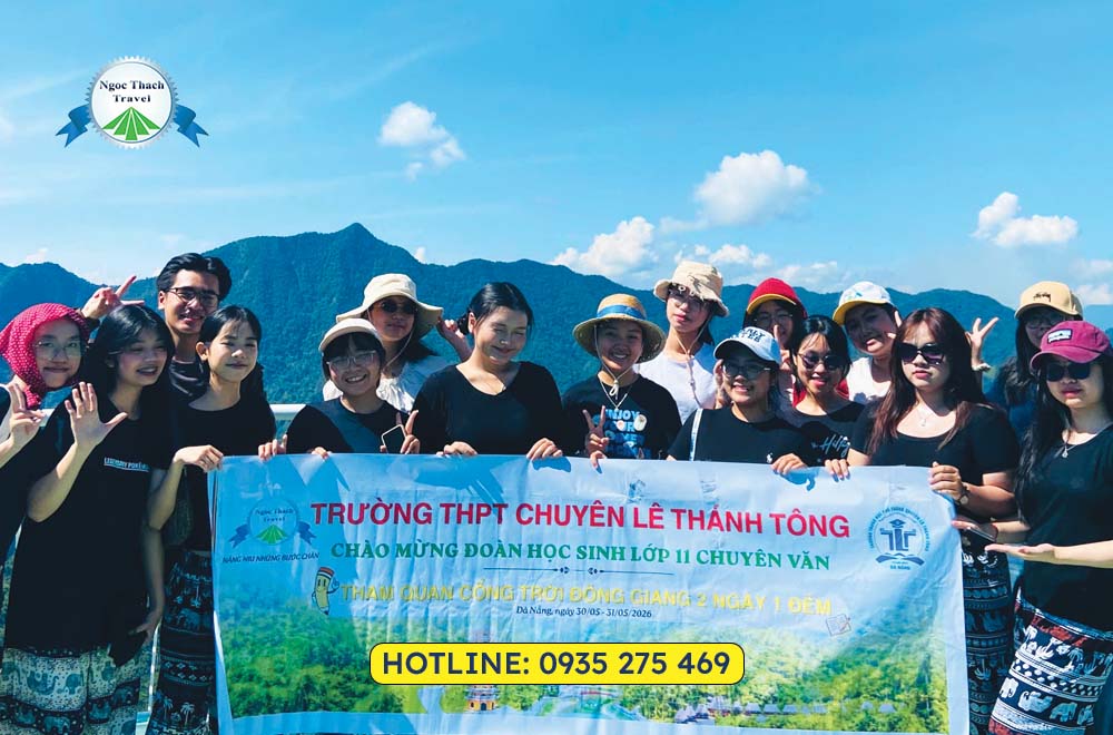 Cổng Trời Đông Giang là khu du lịch sinh thái nổi tiếng nằm tại Đông Giang, cách Đà Nẵng khoảng 70km. Nơi đây thu hút du khách với cáp treo, cầu kính, hang động và cảnh quan núi rừng Trường Sơn hùng vĩ.