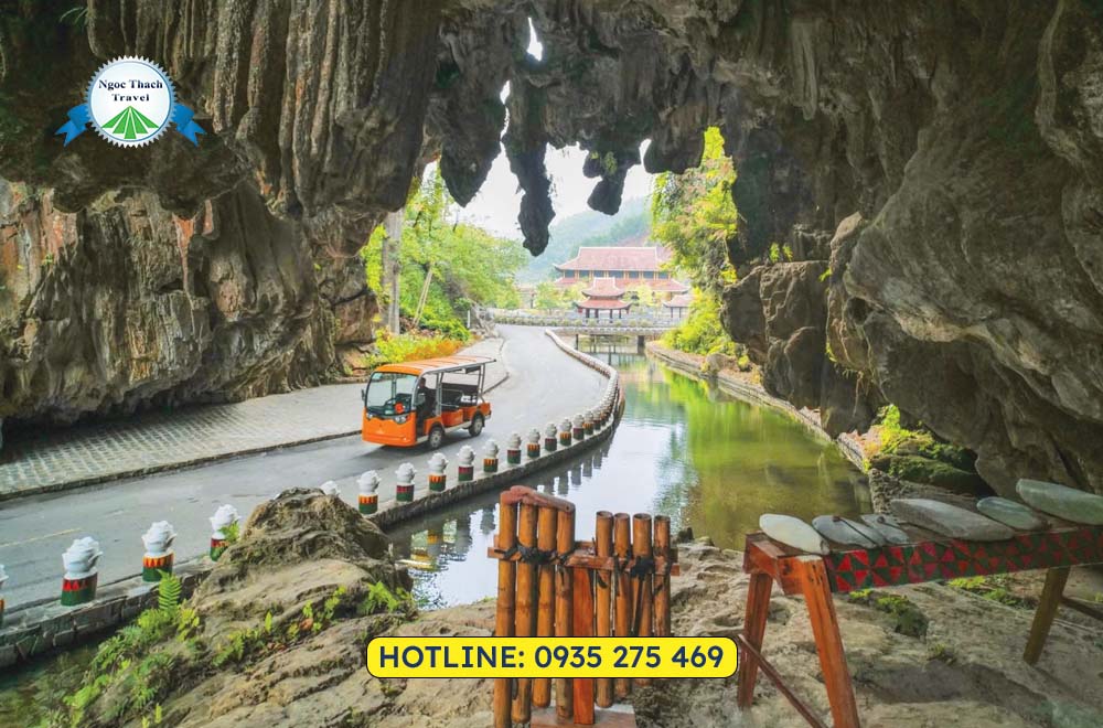 Cổng Trời Đông Giang là khu du lịch sinh thái nổi tiếng nằm tại Đông Giang, cách Đà Nẵng khoảng 70km. Nơi đây thu hút du khách với cáp treo, cầu kính, hang động và cảnh quan núi rừng Trường Sơn hùng vĩ.