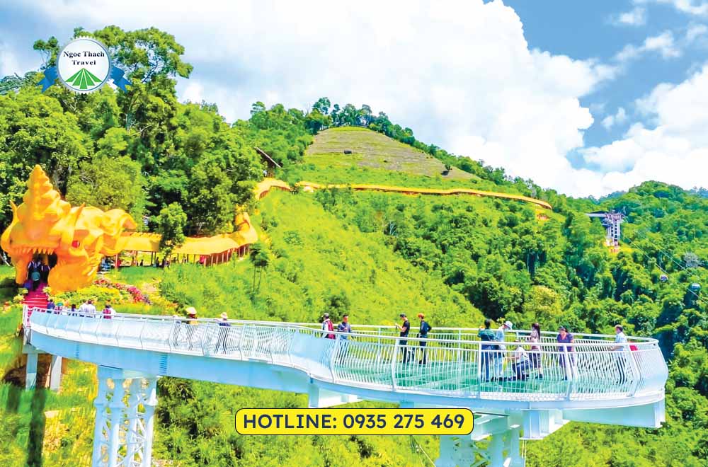 Cổng Trời Đông Giang là khu du lịch sinh thái nổi tiếng nằm tại Đông Giang, cách Đà Nẵng khoảng 70km. Nơi đây thu hút du khách với cáp treo, cầu kính, hang động và cảnh quan núi rừng Trường Sơn hùng vĩ.