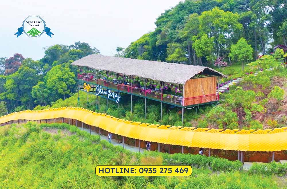 Cổng Trời Đông Giang là khu du lịch sinh thái nổi tiếng nằm tại Đông Giang, cách Đà Nẵng khoảng 70km. Nơi đây thu hút du khách với cáp treo, cầu kính, hang động và cảnh quan núi rừng Trường Sơn hùng vĩ.