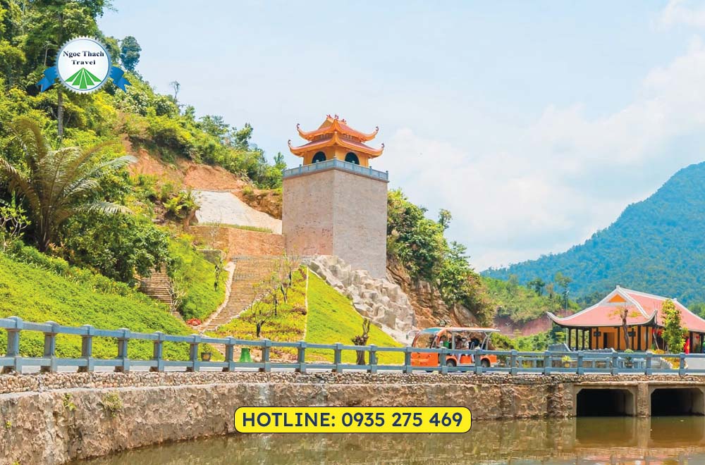 Cổng Trời Đông Giang là khu du lịch sinh thái nổi tiếng nằm tại Đông Giang, cách Đà Nẵng khoảng 70km. Nơi đây thu hút du khách với cáp treo, cầu kính, hang động và cảnh quan núi rừng Trường Sơn hùng vĩ.