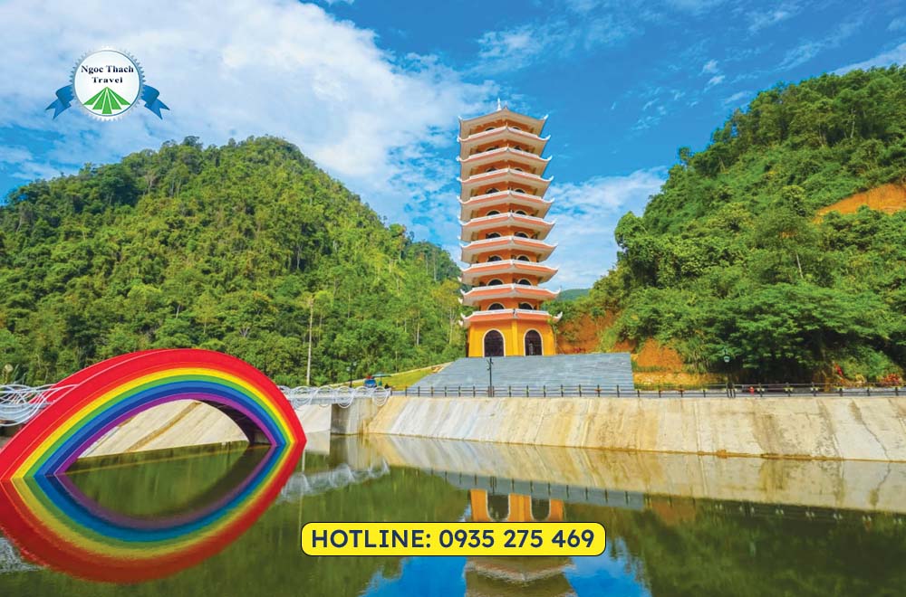 Cổng Trời Đông Giang là khu du lịch sinh thái nổi tiếng nằm tại Đông Giang, cách Đà Nẵng khoảng 70km. Nơi đây thu hút du khách với cáp treo, cầu kính, hang động và cảnh quan núi rừng Trường Sơn hùng vĩ.