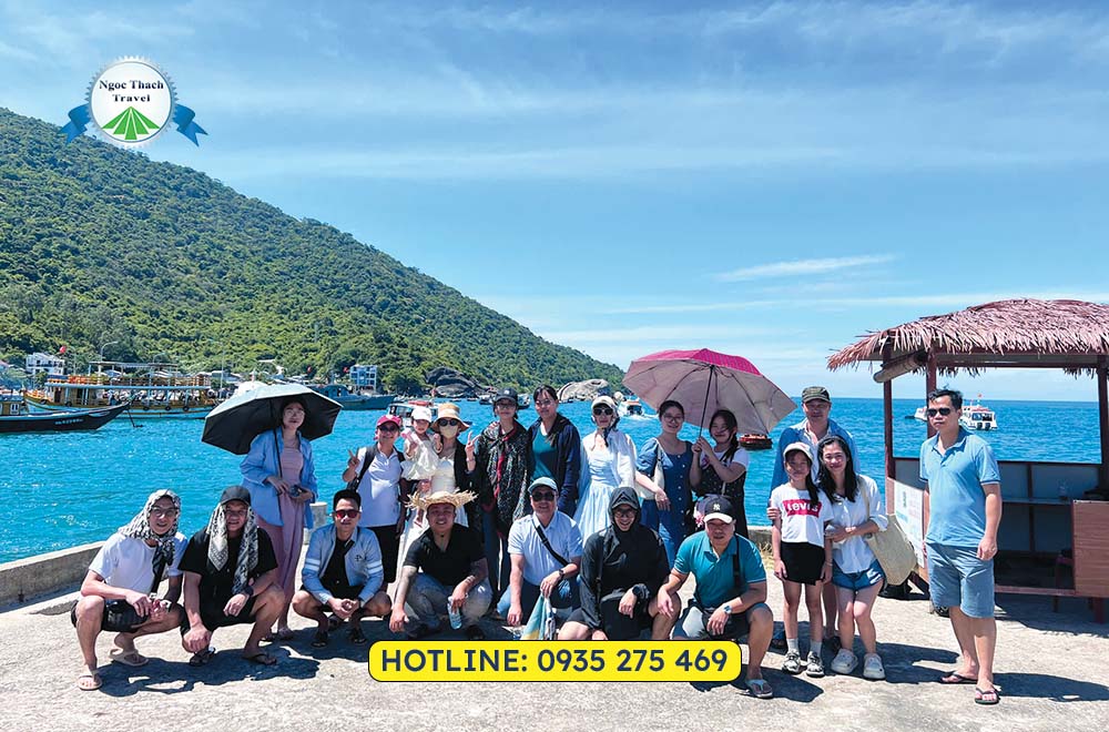 Đoàn khách du lịch tham quan trong tour Cù Lao Chàm cùng NGỌC THẠCH TRAVEL Đoàn khách du lịch tham quan trong tour Cù Lao Chàm cùng NGỌC THẠCH TRAVEL
