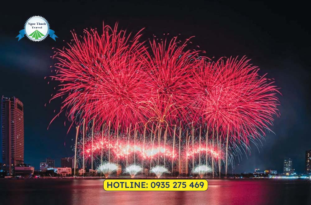 Đặt vé pháo hoa Đà Nẵng DIFF 2026 nhanh chóng và chính hãng. Thưởng thức lễ hội pháo hoa quốc tế rực rỡ bên sông Hàn với nhiều hạng khán đài như A VIP, A, A1, A2, A3, A4. Lễ hội DIFF diễn ra vào các tối thứ 7 từ cuối tháng 5 đến tháng 7 với sự tham gia của nhiều đội pháo hoa quốc tế.