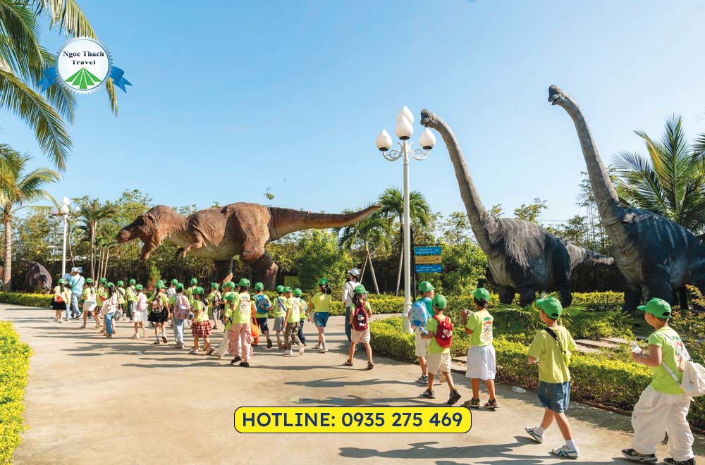 Đặt vé cá heo Đà Nẵng Dolphinarium giá ưu đãi tại NGỌC THẠCH TRAVEL. Thưởng thức show cá heo, hải cẩu đặc sắc, phù hợp cho gia đình và trẻ em. Hỗ trợ đặt vé nhanh chóng, tiện lợi.