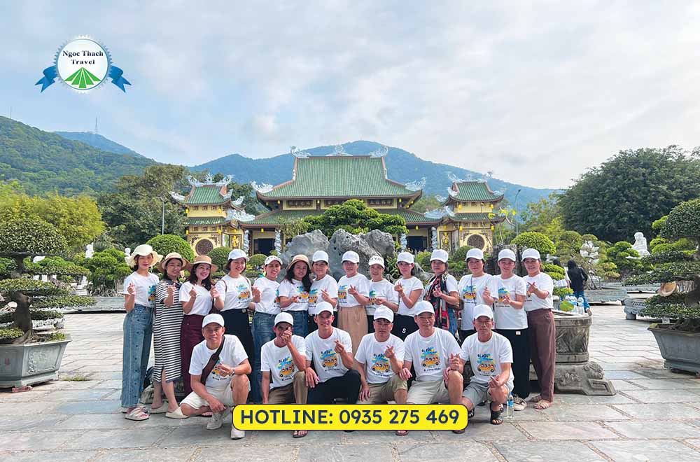 Du khách check-in tại chùa Linh Ứng Sơn Trà trong tour Hội An Du khách check-in tại chùa Linh Ứng Sơn Trà trong tour Hội An