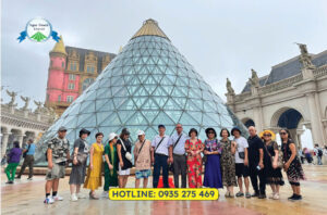 Doan khach tham quan Ba Na Hills trong tour Da Nang 3 ngay 2 dem