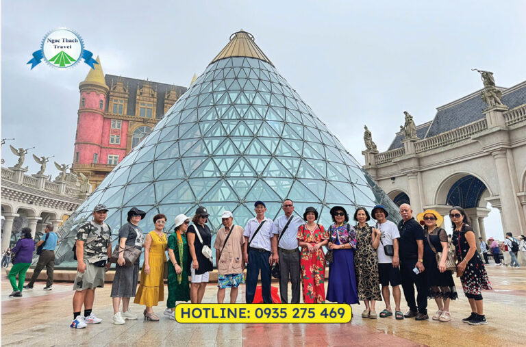 Doan khach tham quan Ba Na Hills trong tour Da Nang 3 ngay 2 dem